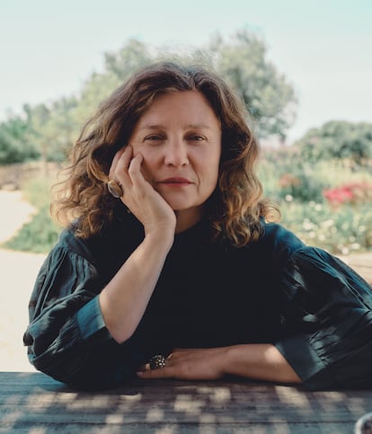 Combreas, retratada en su jardín con una blusa de la nueva línea textil de Tabouret.
