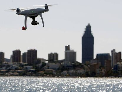 Un dron de la policía local de Benidorm (Alicante) sobrevuela la costa.