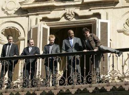 El director, Pete Travis, junto a los actores Eduardo Noriega, Forest Whitaker y Matthew Fox, y el alcalde de Salamanca, Julián Lanzarote, en el balcón del Ayuntamiento de Salamanca.