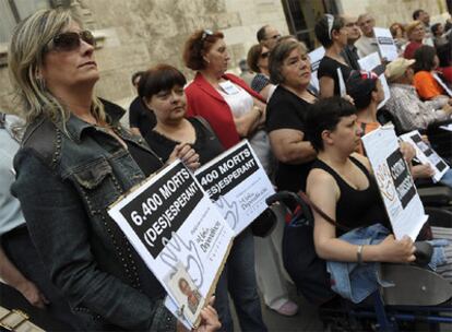 Concentración, ayer, ante la Generalitat en recuerdo de las personas muertas sin haber recibido ayudas de la ley de Dependencia.