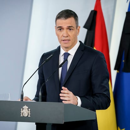 El presidente del Gobierno, Pedro Sánchez, comparece en el Palacio de la Moncloa, a 22 de abril de 2025, en Madrid (España). El presidente del Gobierno ha anunciado el incremento del gasto en Defensa comprometido con la OTAN para llegar al 2% del PIB. Sánchez ha confirmado que llegará a ese nivel de gasto este mismo año, pasando del 1,4% actual al 2% con un gasto adicional de 10.471 millones de euros. El Consejo de Ministros ha aprobado el plan de refuerzo de la industria de seguridad y defensa anunciado hace unas semanas y este mismo miércoles, 23 de abril, será remitido a la Unión Europea y la OTAN.
22 ABRIL 2025
A. Pérez Meca / Europa Press
22/04/2025