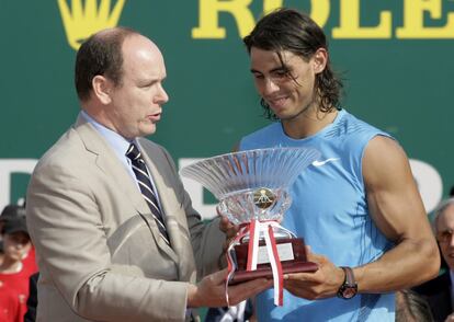 El principe Alberto de Mónaco entrega el trofeo a Nadal después de ganar a Federer en el Master Series de Montecarlo 2008.