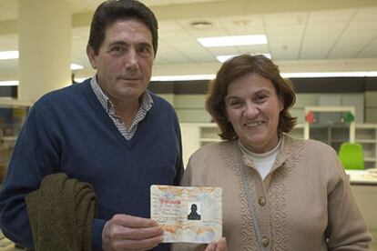 José Miguel y su esposa, Efigenia, muestran el pasaporte de Aly.