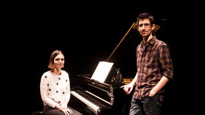 Almudena Martín Castro e Iñaki Úcar, en el auditorio de la UC3M del campus de Leganés.