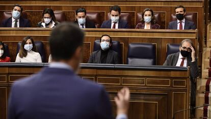 El presidente del Gobierno, Pedro Sánchez, se dirige al líder del PP, Pablo Casado, durante la sesión del Congreso de los Diputados.