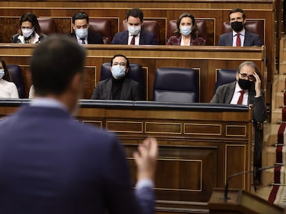 El presidente del Gobierno, Pedro Sánchez, se dirige al líder del PP, Pablo Casado, durante la sesión del Congreso de los Diputados.