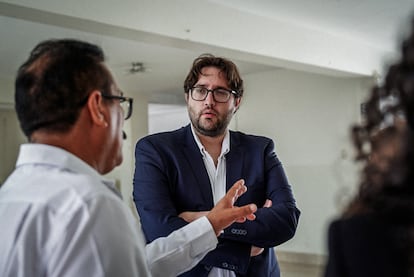 Tom Goodhead durante una reunión de la firma de abogados.