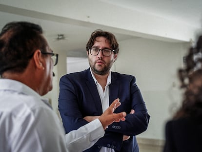 Tom Goodhead durante una reunión de la firma de abogados.