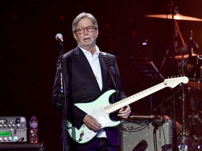 Eric Clapton actuando en The O2 Arena de Londres, en marzo de 2020.