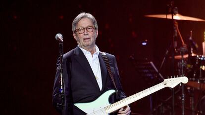 Eric Clapton actuando en The O2 Arena de Londres, en marzo de 2020.