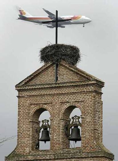 Un avión sobrevuela la iglesia de Fuente del Fresno.