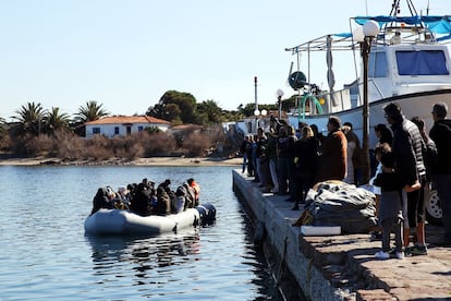 Los residentes de Thermi (Grecia) evitan el desembarco de los solicitantes de asilo, el 1 de marzo. Varios miles de personas han pasado la noche en los alrededores de la ciudad turca de Edirne esperando para poder cruzar la cercana frontera con Grecia, atrapados entre la Policía turca, que les anima a intentarlo, y la griega, que usa la fuerza para impedírselo.