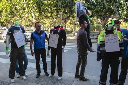 Sindicatos de los Mossos d'Esquadra protestan contra Miquel Buch ante el Parlamento.