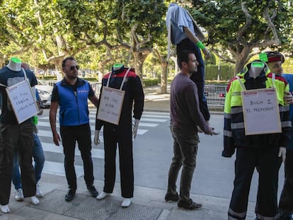 Sindicatos de los Mossos d'Esquadra protestan contra Miquel Buch ante el Parlamento.