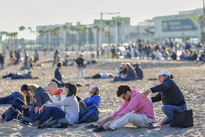 A un noi li fan un massatge a la platja de Sant Sebastià.