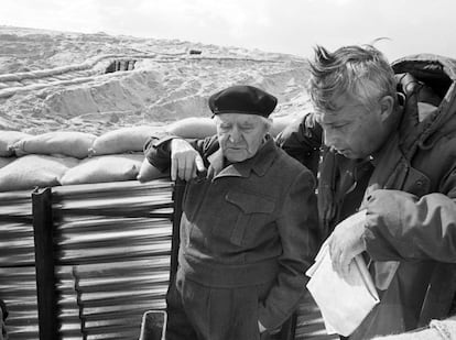 1971. David Ben-Gurión, primeiro-ministro de Israel entre 1948 e 1954 e novamente entre 1955 e 1963 visita com Ariel Sharon a Linha Bar Lev, uma corrente de fortificações construídas por Israel ao longo da costa este do canal de Suez depois da captura da Península do Sinai ao Egito durante a guerra dos seis dias em 1967.