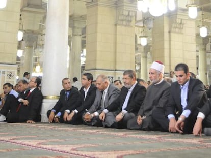 Mohamed Morsi (centro) en una mezquita de El Cairo.