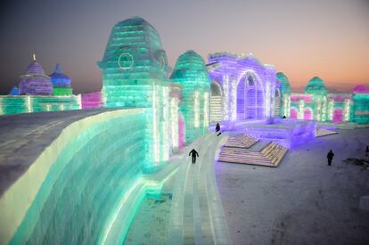 China inaugurará el día de Navidad el mayor parque de hielo y nieve del mundo en la ciudad de Harbin, al noreste del país, con 2.000 esculturas talladas en hielo y diversas actuaciones interactivas de temática invernal.
