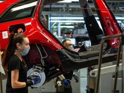 Trabajadores en la línea de montaje de la planta de Seat en Martorell (Barcelona).