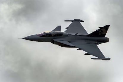 O modelo Gripen, adquirido pelo Brasil. AFP PHOTO / FABRICE COFFRINI