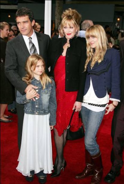 Antonio Banderas y Melanie Griffith, junto a la pequeña Stella del Carmen y Dakota Johnson, en Los Ángeles, en 2005.