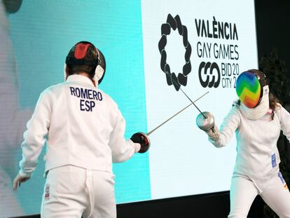 Dos deportistas de esgrima en la presentación oficial de la candidatura de Valencia para los Gay Games.