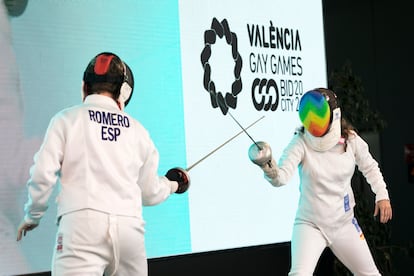 Dos deportistas de esgrima en la presentación oficial de la candidatura de Valencia para los Gay Games.