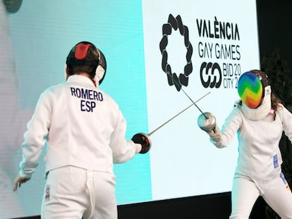 Dos deportistas de esgrima en la presentación oficial de la candidatura de Valencia para los Gay Games.