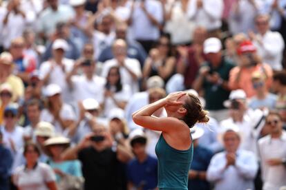 Simona Halep, de Rumania, celebra su triunfo en la final del Roland Garros.