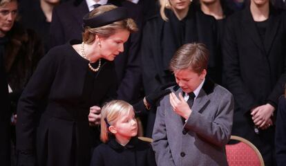 La reina Matilde consuela a sus dos hijos menores durante el funeral.