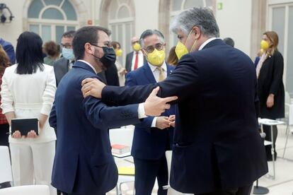 Pere Aragonès, conversa con los diputados de JxCat Albert Batet (derecha) y Ramón Tremosa (centro), a su llegada al Auditori del Parlament de Catalunya.