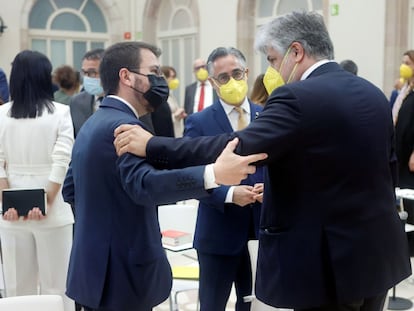 Pere Aragonès (a la izquierda) conversa con el presidente de Junts en el Parlament, Albert Batet.