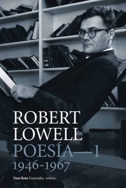 EL CACHORRO (DES)OBEDIENTE. "Se cumplen ahora 100 años del nacimiento del poeta estadounidense Robert Lowell (1917-1977). Con diferencia, fue el más renombrado y encumbrado de los que empezaron a asomar la cabeza en los cuarenta (Elizabeth Bishop, ­John Berryman, Randall Jarrell, entre otros). En los sesenta fue una auténtica luminaria que recibió portadas estelares y llegó a ser amigo de John Kennedy, a quien apoyó en sus campañas. Tuvo una vida desastrosa en lo personal, con un alcoholismo desatado, matrimonios hundidos e ingresos psiquiátricos para poner remedio a sus tendencias depresivas y sus obsesionas maniacas. Murió a los 60 en el taxi que le conducía a la casa de su ex en Nueva York. Desde entonces, su reputación se ha resentido en beneficio de Elizabeth Bishop, su íntima amiga, con la que compartió afanes pero no soluciones tanto poéticas como vitales". Por ÁNGEL RUPÉREZ