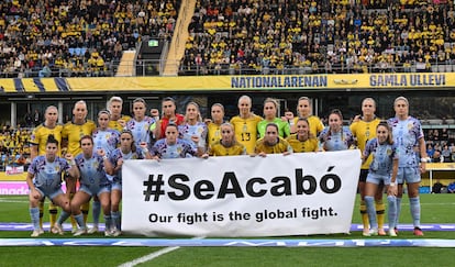 Las jugadoras de España y Suecia, en su gesto de apoyo a la selección y Jenni Hermoso.