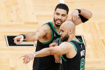 Jayson Tatum y Derrick White, este martes en el TD Garden de Boston en el partido contra los Orlando Magic.