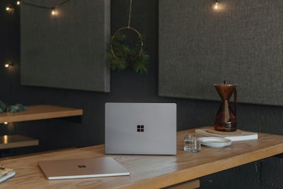 Tapa de un ordenador portátil con Windows 11 y logo de Microsoft