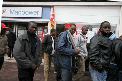 Un grupo de hombres busca empleo en La Courneuve, en París.