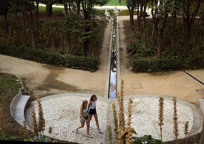 Dos jóvenes pasean por la Quinta de la Fuente del Berro.