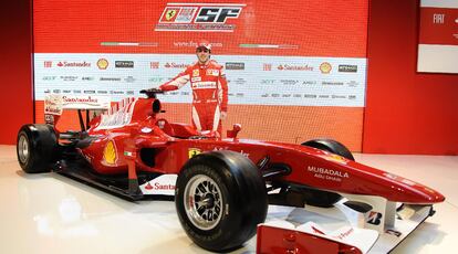 El piloto español posa junto al F10, el coche con el que intentará lograr su tercera corona