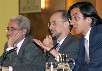 Cabanillas, acompañado de Montoro y Aparicio, durante la rueda de prensa del último Consejo de Ministros del año.