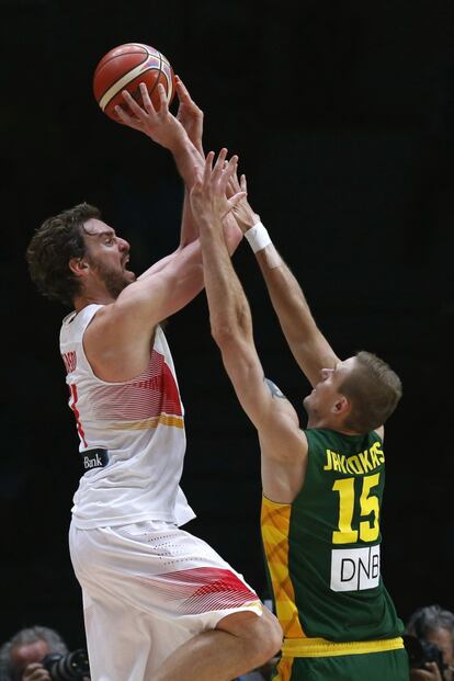 Pau Gasol ante el pívot de la selección lituana Robertas Javtokas