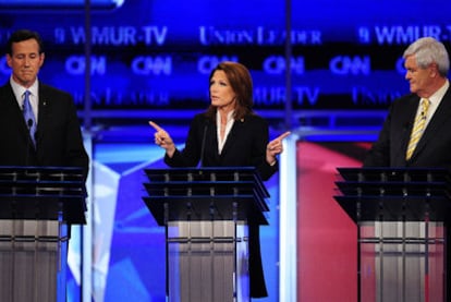 La congresista del Tea Party Michele Bachmann, flanqueada por Rick Santorum (izquierda) y Newt Gingrich, en el debate.