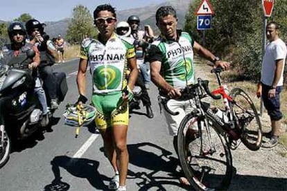 Perdiguero, junto a un auxiliar del Phonak, en el momento de abandonar la carrera.