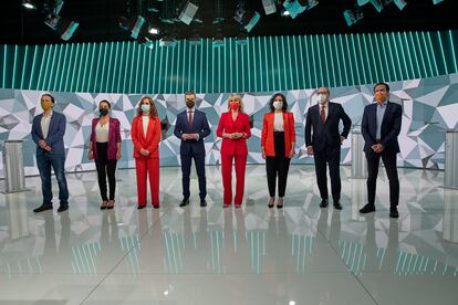 Los candidatos a la presidencia de la Comunidad de Madrid posan antes del debate que celebraron en televisión durante la campaña.