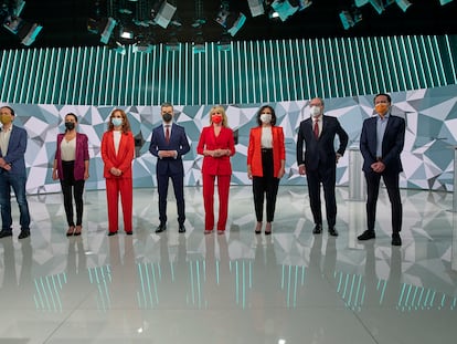 Los candidatos a la presidencia de la Comunidad de Madrid posan antes del debate que celebraron en televisión durante la campaña.