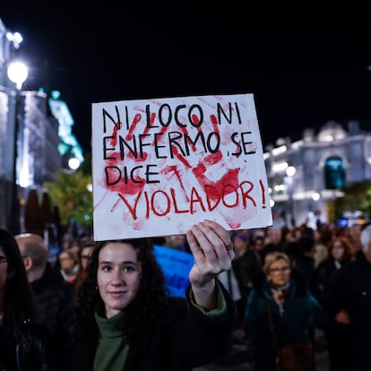 DVD 1242 (25-11-24) Manifestación del 25-N  en el Día Internacional contra la Violencia contra las Mujeres, convocada por el Foro de Madrid Contra la Violencia a las Mujeres y el Movimiento Feminista de MAdrid, desde Cibeles hasta Plaza España, en Madrid. SAMUEL SÁNCHEZ