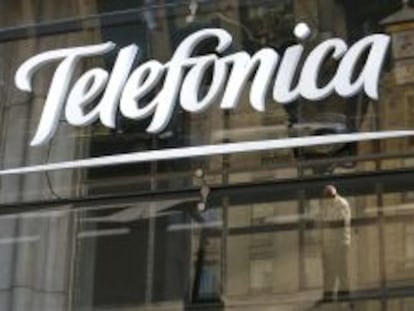 Logotipo de Telef&oacute;nica en la sede de la empresa en Gran V&iacute;a.