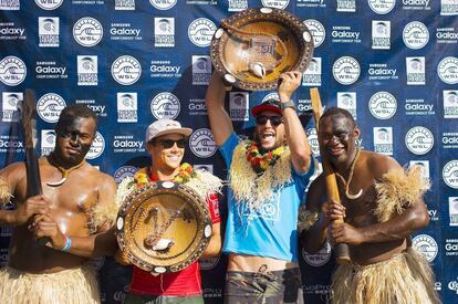 El australiano Julian Wilson, de rojo, segundo clasificado, y su compatriota Owen Wright, vencedor.