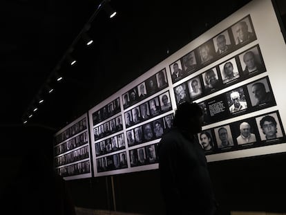 Una persona recorre el sitio de memoria Camarín de Mujeres en el Estadio Nacional, el mayor centro de detención y tortura que existió en Chile durante la dictadura de Augusto Pinochet (1973-1990).