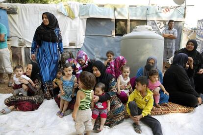 Un grupo de refugiados en un campo improvisado de Bar Elias (Líbano).